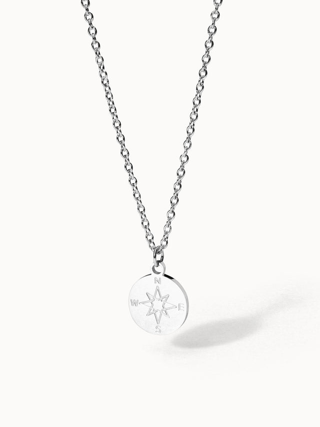 Compass Kette von PURELEI aus nickelfreiem Silber mit Kompass-Anhänger, elegant und dezent für den Alltag.