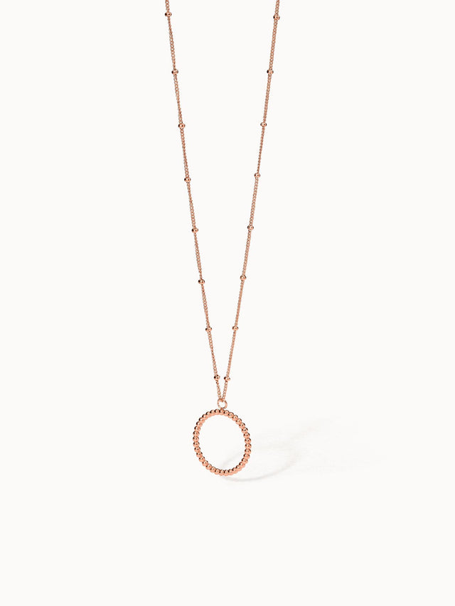 PURELEI Karma Kette in Roségold mit filigranem Kreisanhänger, elegant und feminin, auf hellem Hintergrund inszeniert.