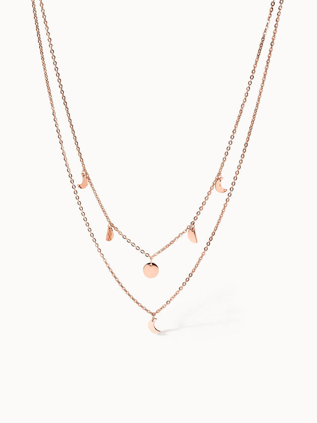 PURELEI Luna Kette in Roségold mit zarten Mond-Anhängern, elegant und vielseitig für feminin-natürliche Looks.
