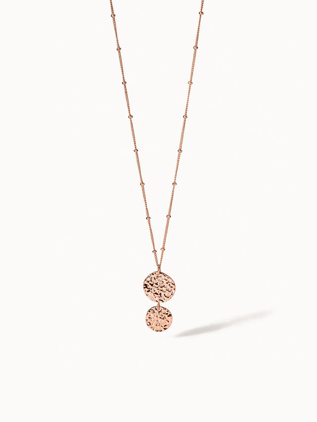 PURELEI Malihini Coin Kette in 18K Roségold mit strukturierten Anhängern, elegant und feminin inszeniert vor hellem Hintergrund