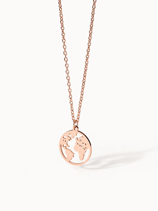 PURELEI World Map Kette in Roségold mit filigranem Weltkarten-Anhänger, elegant und femininer Island-Spirit.