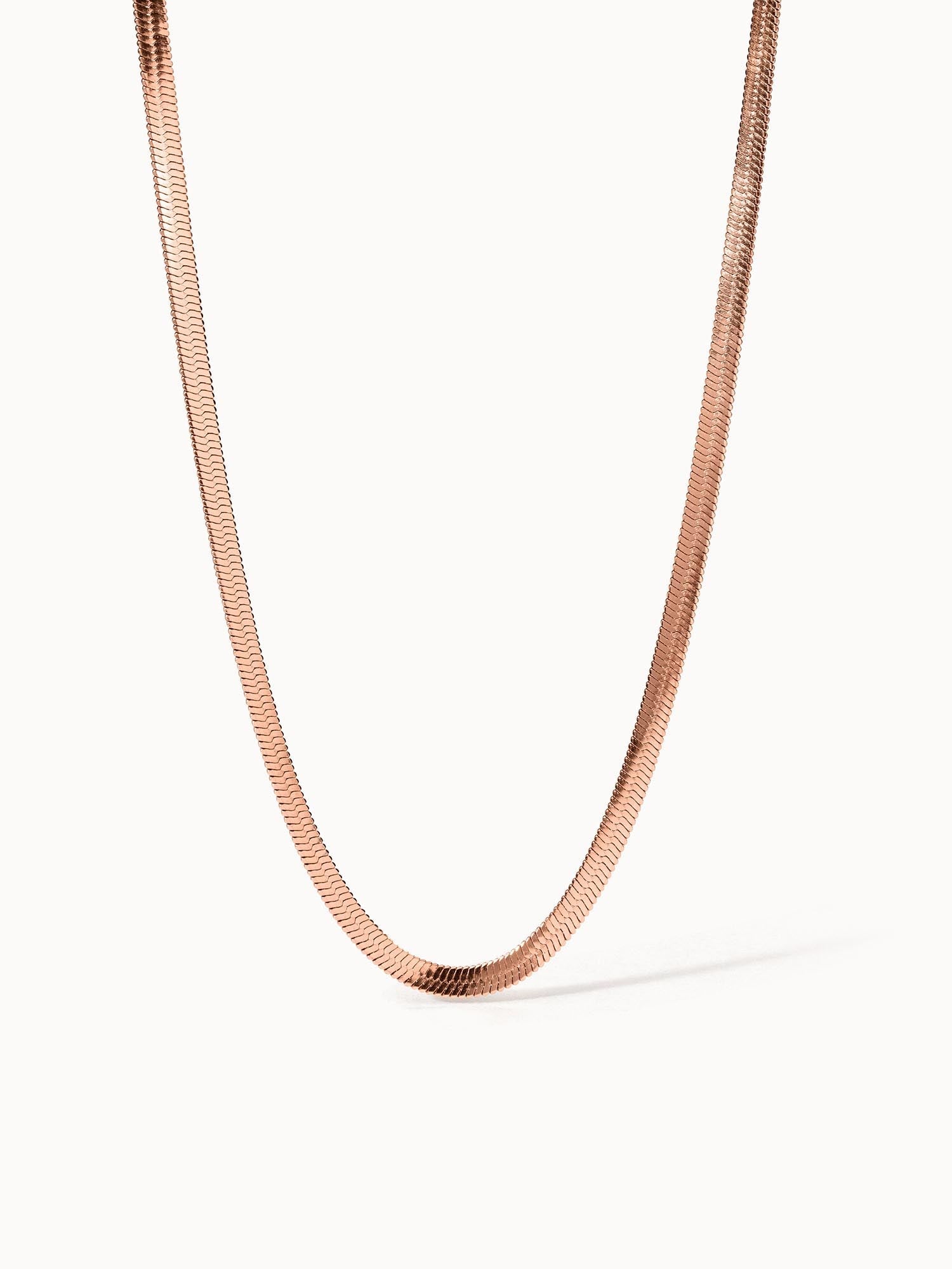 PURELEI I'lalo Choker aus roségoldenem Edelstahl, schlangenhautförmig, minimalistisch und elegant inszeniert.