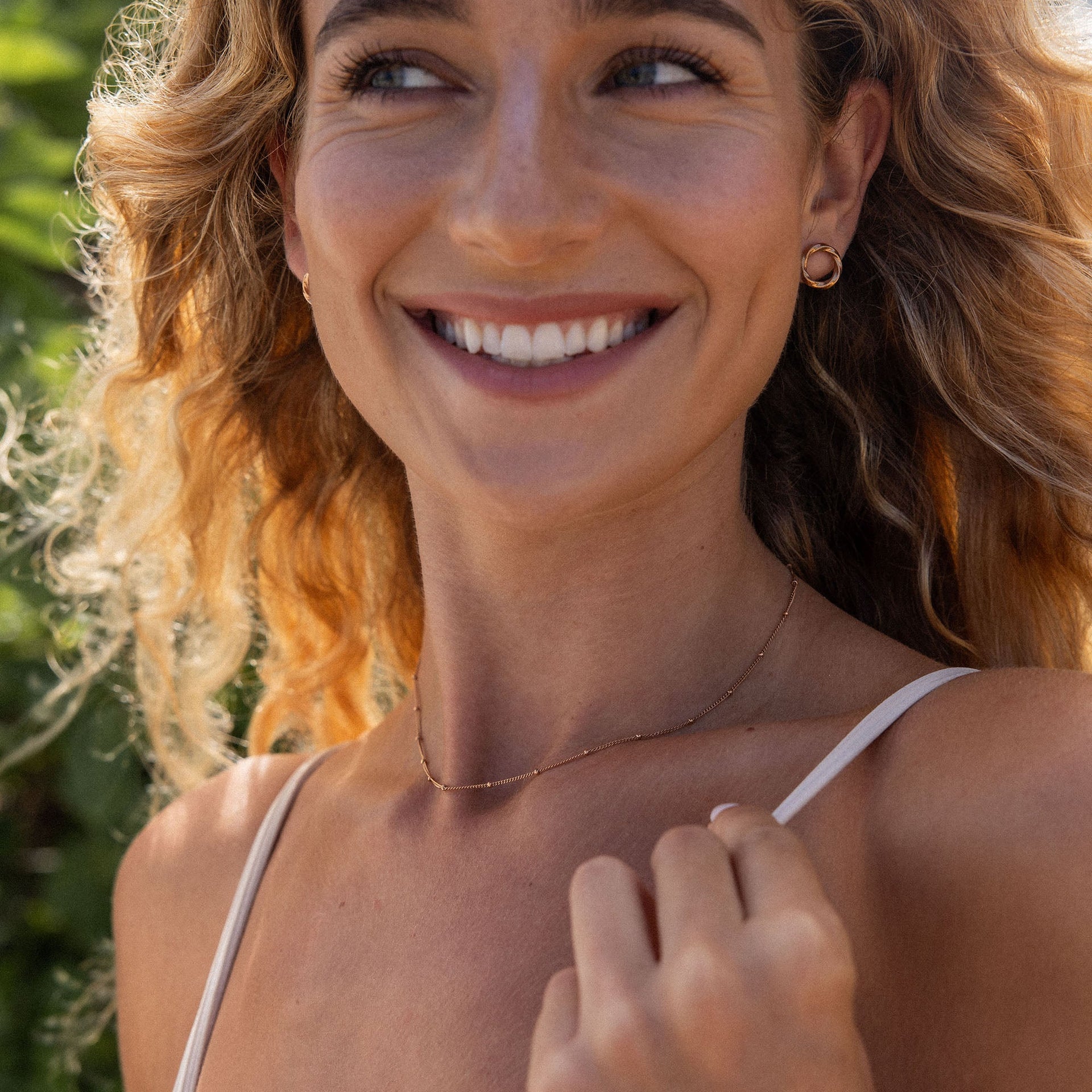 Feingliedrige Li’ili’i Kette in 18K Gold von PURELEI, zart und vielseitig, strahlt natürliche Eleganz und Leichtigkeit aus.