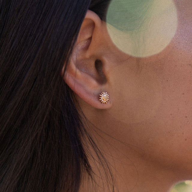 Goldene Ohrringe mit Sonnenmotiv, PURELEI, elegant und strahlend.