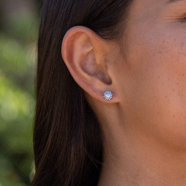 Goldene Sonnen-Ohrringe von PURELEI, elegant und feminin, perfekt für jeden Anlass.