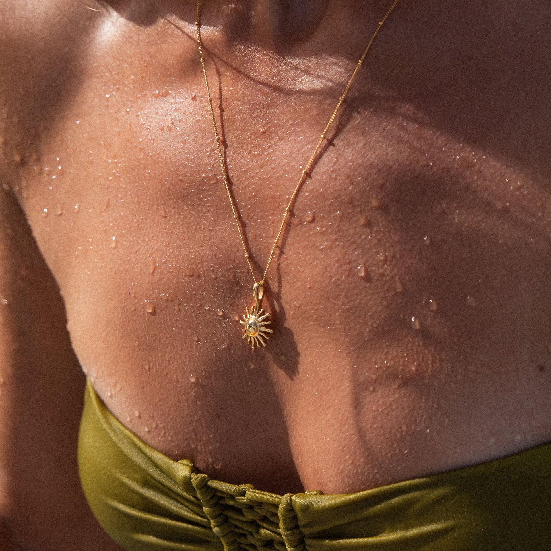 PURELEI Sun Kette aus 18K Gold Edelstahl, Sonnen-Anhänger, wasserfest und elegant am Sommer-Teint getragen.