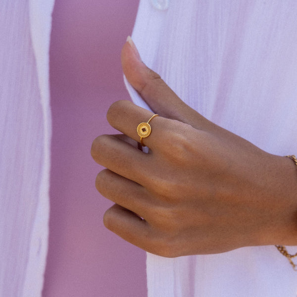 Roségoldener Ring mit quadratischem Design, getragen an einer Hand, PURELEI.