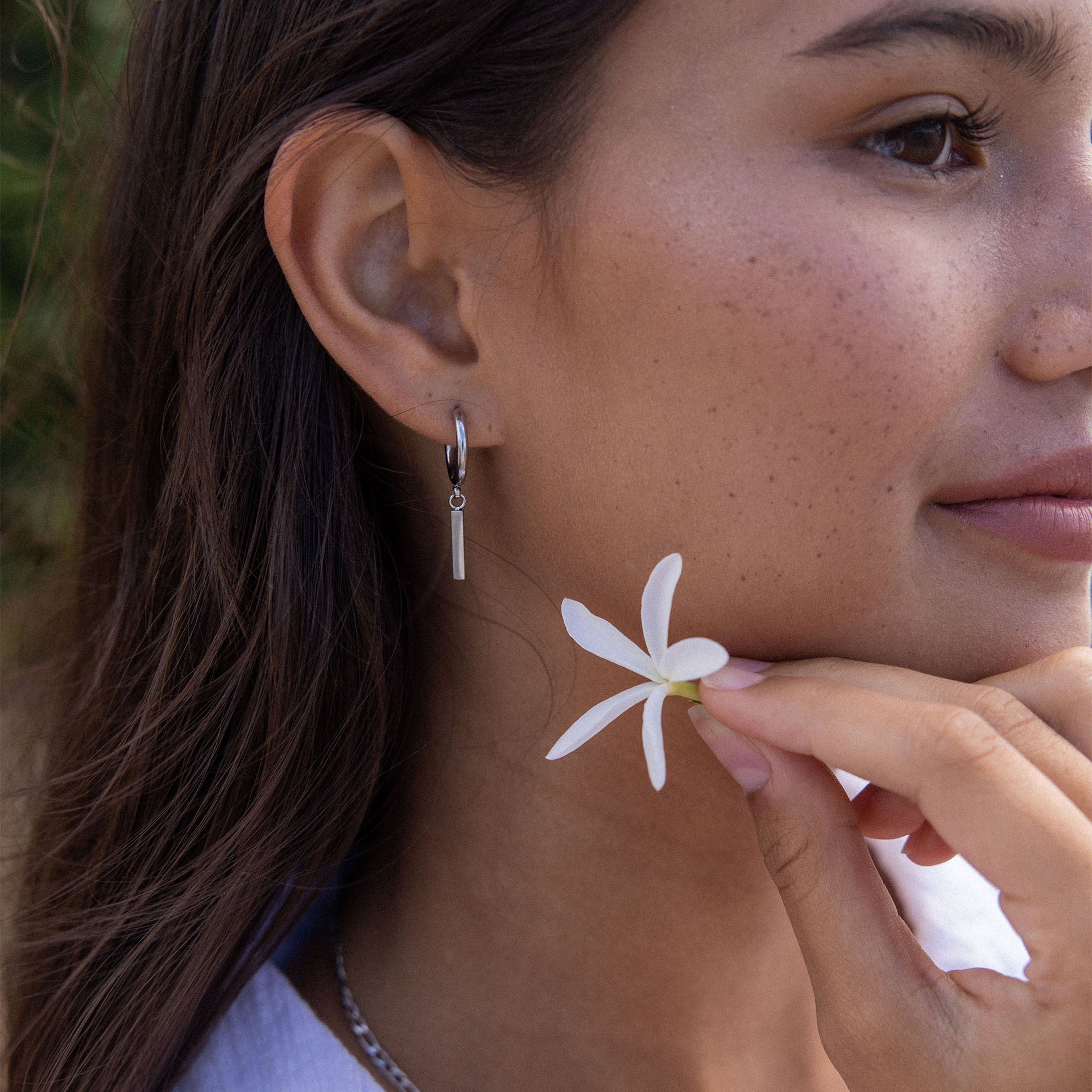 PURELEI Huli Creole Ohrringe aus 18K Gold-Edelstahl mit geometrischem Charm an seitlichem Ohr und Blüte