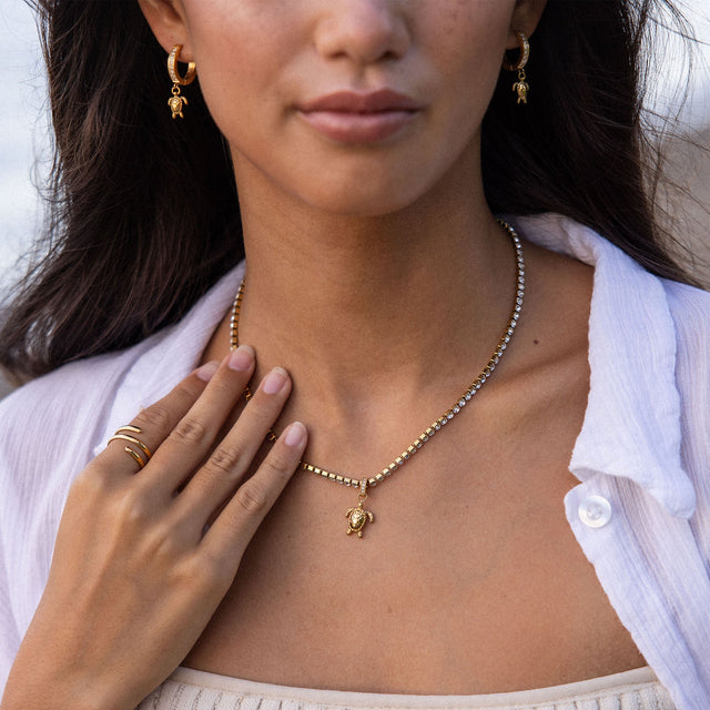 Roségoldene Kette mit Schildkröten-Anhänger und passenden Creolen von PURELEI, elegant und feminin.