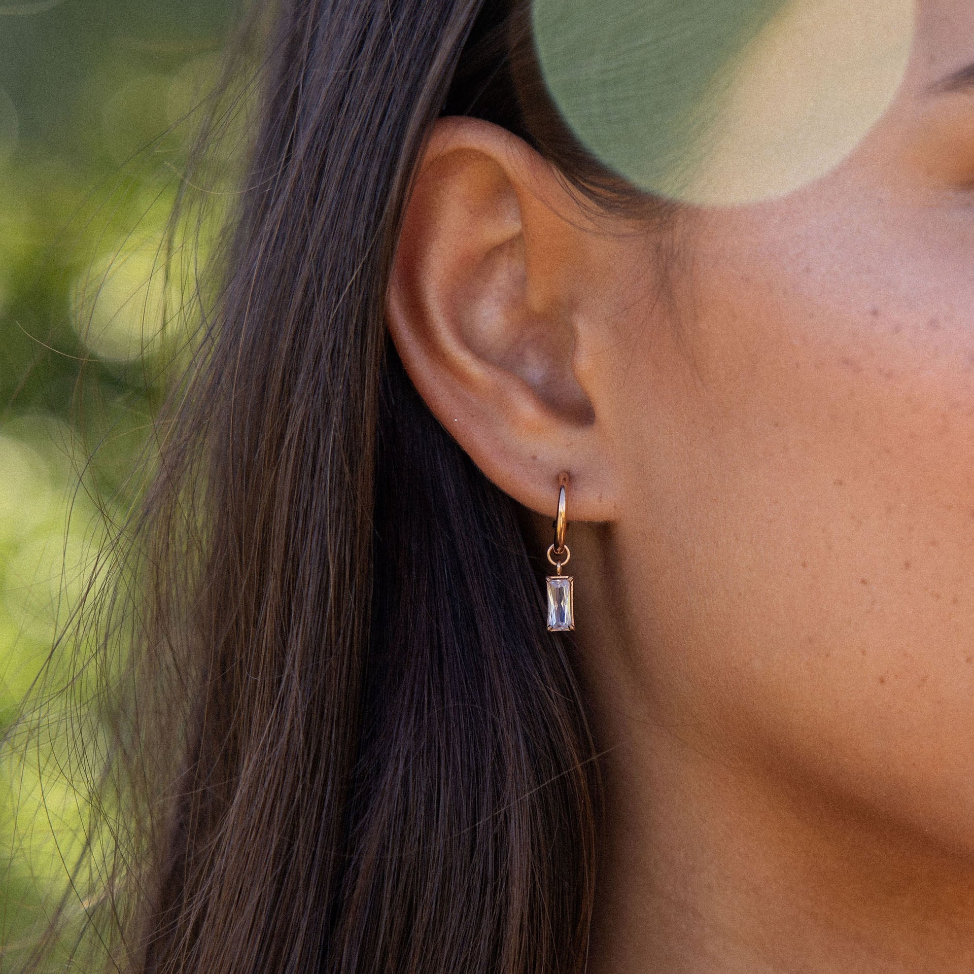 PURELEI Shine Bright Ohrringe in 18K Gold mit funkelndem Zirkonia-Anhänger, elegant und zeitlos am Ohr getragen.