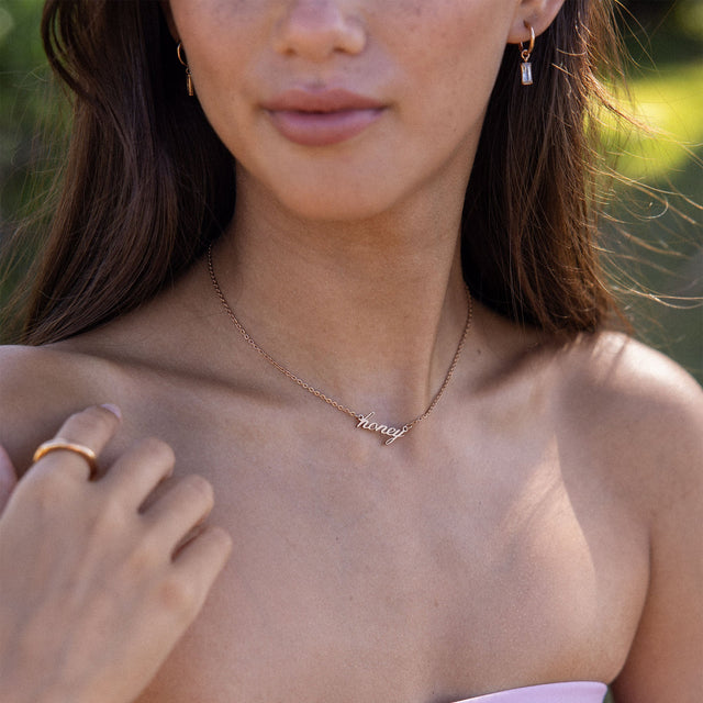 PURELEI Shine Bright Ohrringe in Roségold mit Zirkonia-Anhängern, elegant und feminin getragen am Ohr