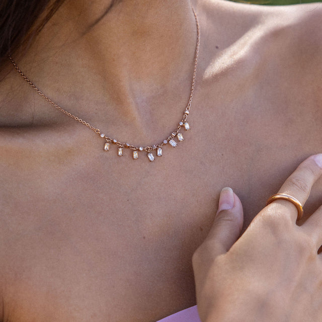 Shine Bright Kette in roségold mit Zirkonia, elegant am Hals getragen, femininer Island-Spirit von PURELEI.