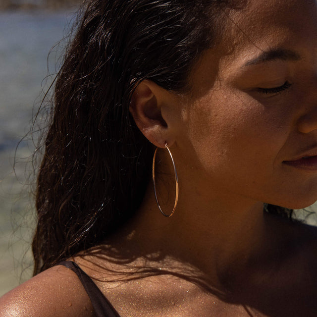 Silberne Creolen von PURELEI, elegant und leicht, strahlen tropische Leichtigkeit aus.