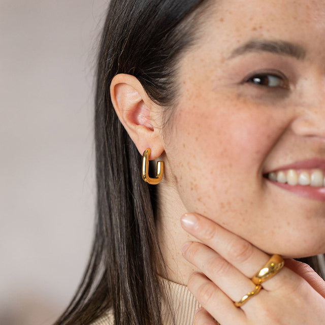 PURELEI Hula Ohrringe aus 18K vergoldetem Edelstahl, clean und elegant getragen am Ohr einer Frau.