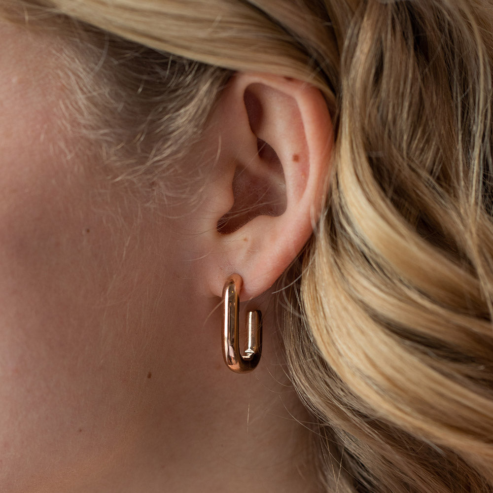 PURELEI Hula Ohrringe in 18K Roségold, minimalistisch und clean getragen, feminine Eleganz mit Island-Spirit.