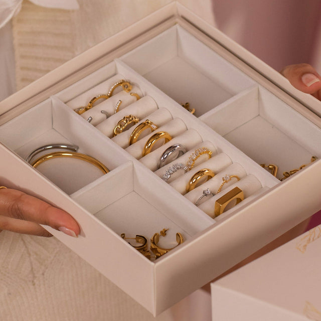 Elegante PURELEI Schmuckbox mit roségoldenen Ringen und Armbändern, stilvoll präsentiert.