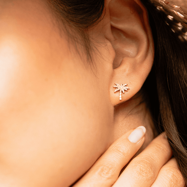 PURELEI Palm Ohrringe in 18K Roségold, kleine Palmen Ohrstecker, elegant und feminin am Ohr getragen.