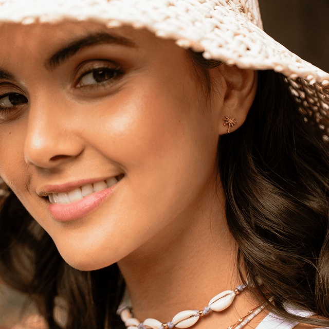 PURELEI Palm Ohrringe in 18K Roségold, kleine Palmen Ohrstecker, fein und femininer Island-Spirit in warmem Licht.