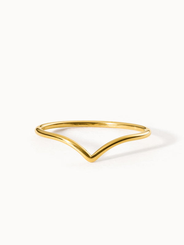 Malihini Ring von PURELEI, feiner goldener Edelstahlring mit V-Form, elegant und zeitlos, inspiriert von island-spirit.