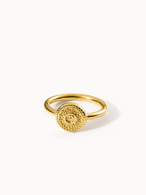 Waina Ring von PURELEI aus vergoldetem Edelstahl mit filigran geprägtem Coin, elegant und zeitlos inszeniert.