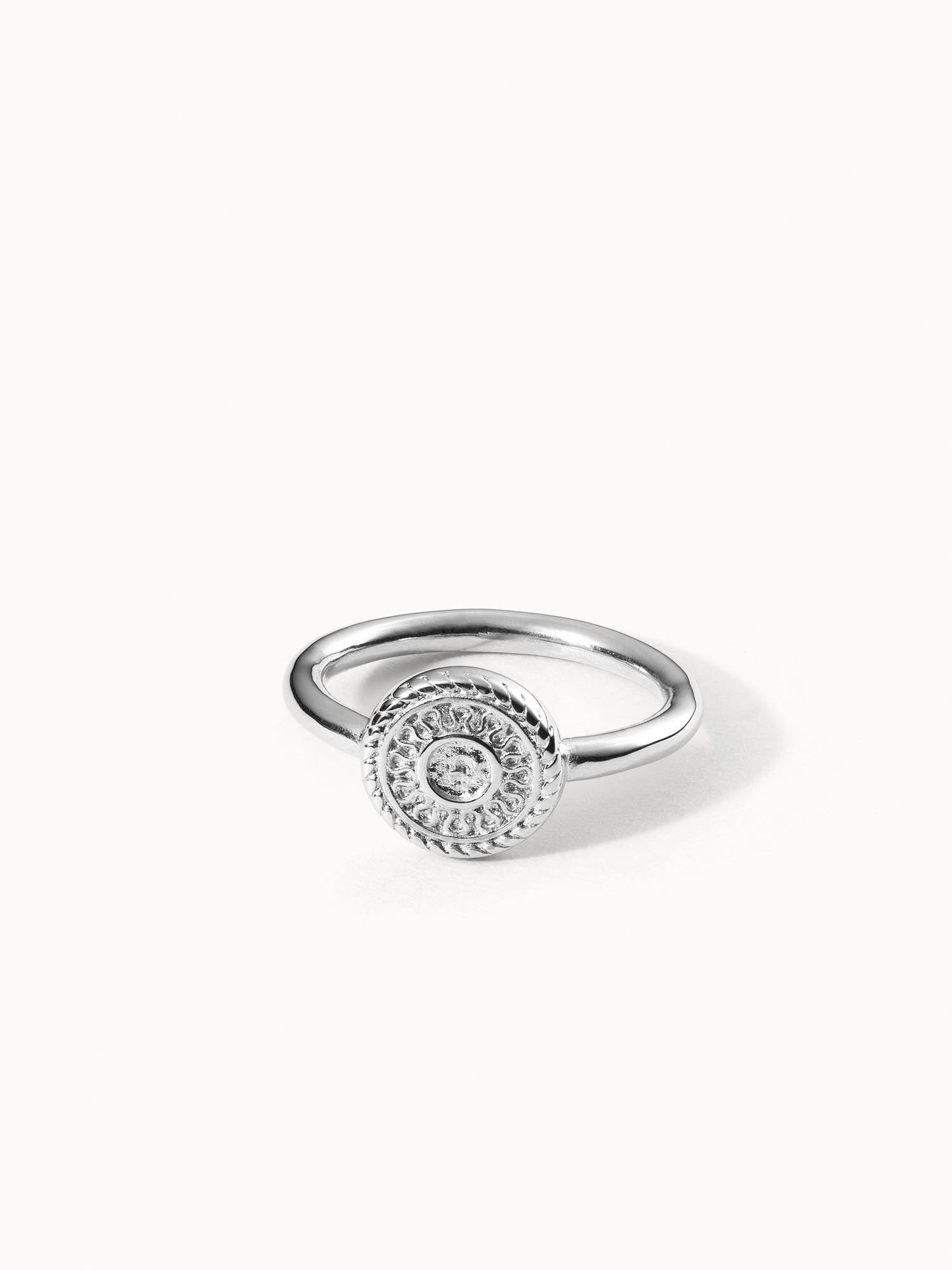 Waina Ring in Silber mit filigran geprägtem Coin, schlicht und elegant, PURELEI Schmuckstück voll femininer Ästhetik.