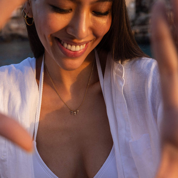 Goldene 777 Kette mit Zirkonia auf Ankerkette, warmes Licht, feminine Eleganz, PURELEI.