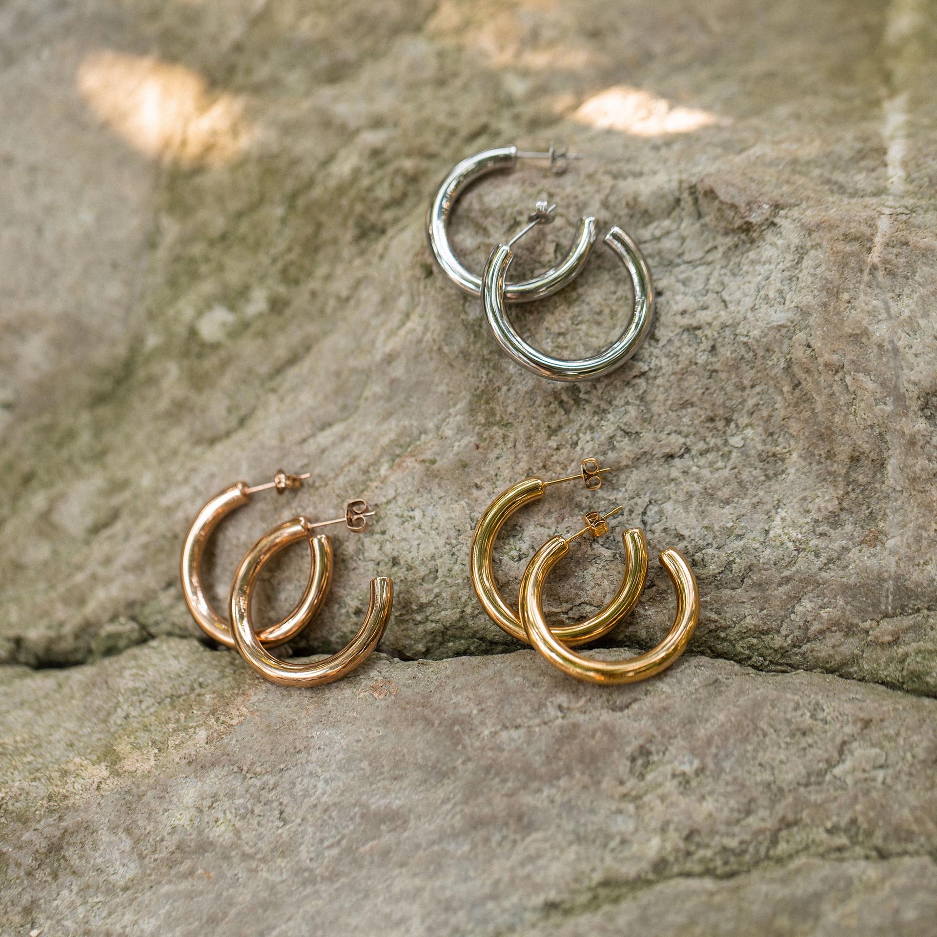 Kumu O Creolen in Gold, Silber und Roségold auf Naturstein, nickelfrei und elegant für PURELEI.