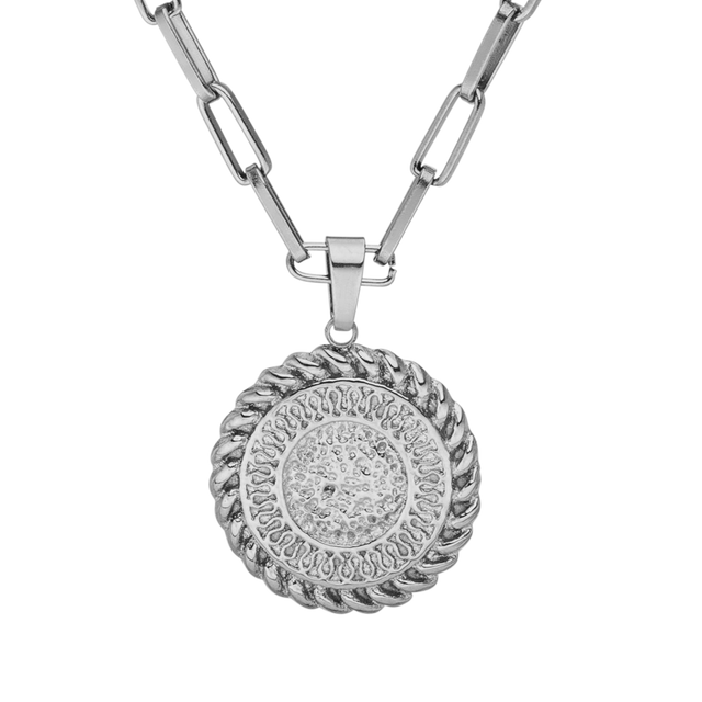 Waina Kette von PURELEI in Silber mit filigranem, geprägt schmückendem Charm und eleganter Kettengliederung.
