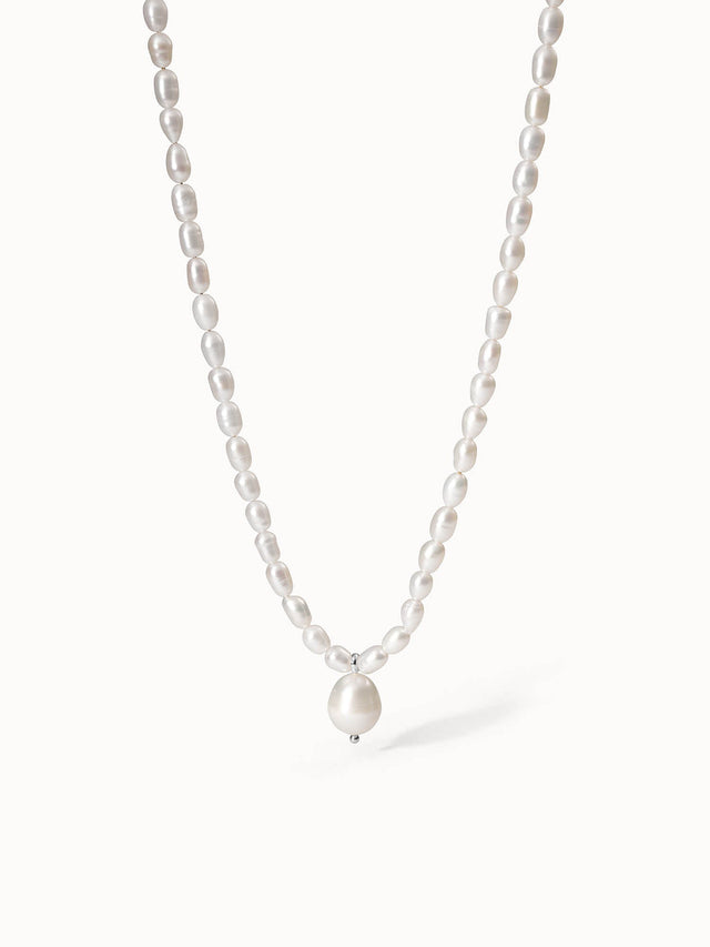 Perlenkette von PURELEI in sanftem Weiß mit tropischem Flair und elegantem Anhänger.