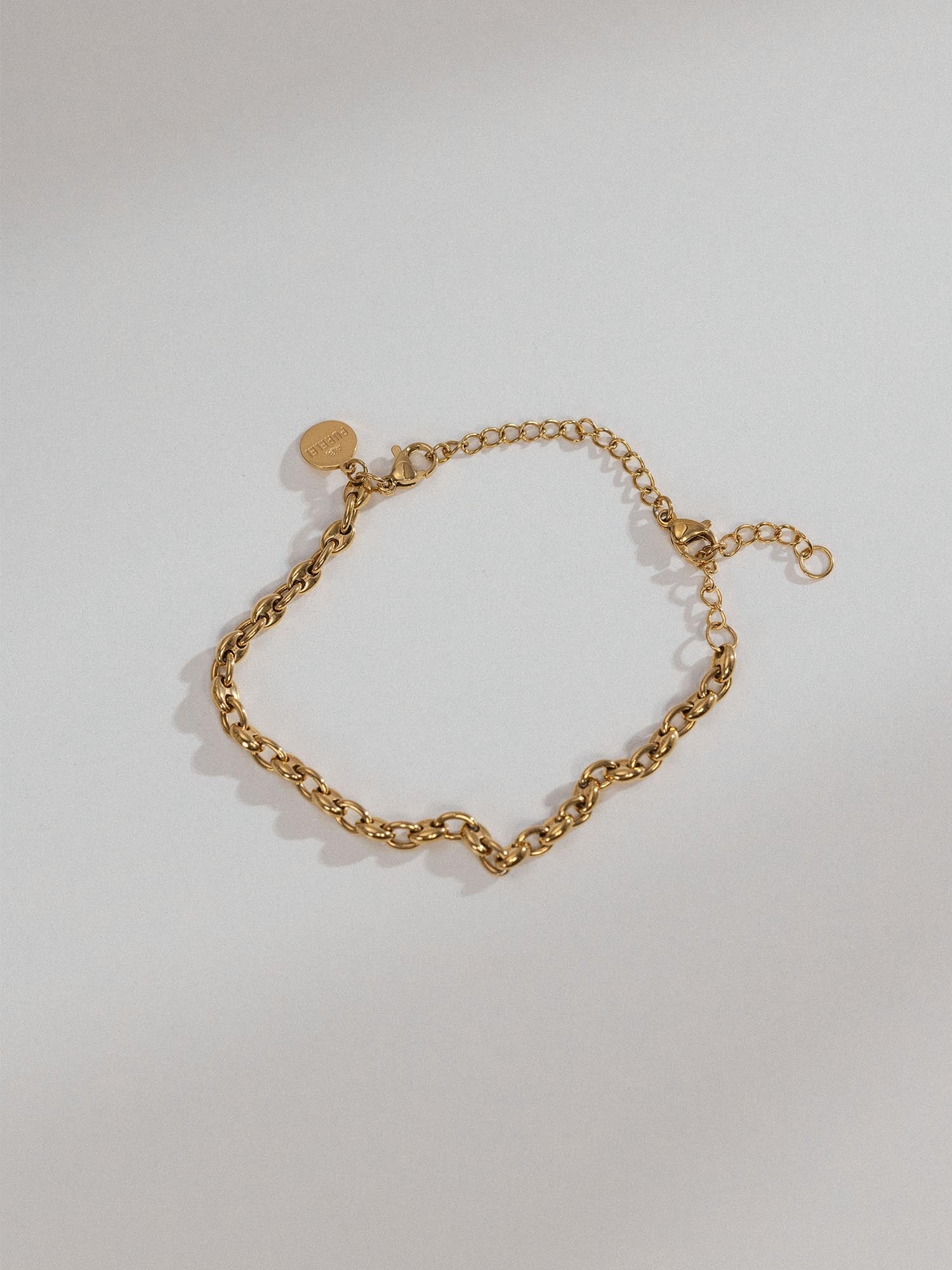 PURELEI Armband Extender aus 18K vergoldetem Edelstahl mit feiner Gliederkette auf hellgrauem Hintergrund