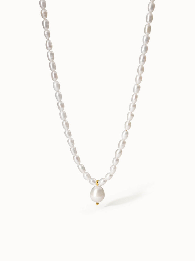 Perlenkette mit goldener Akzentperle, elegant und feminin, von PURELEI.