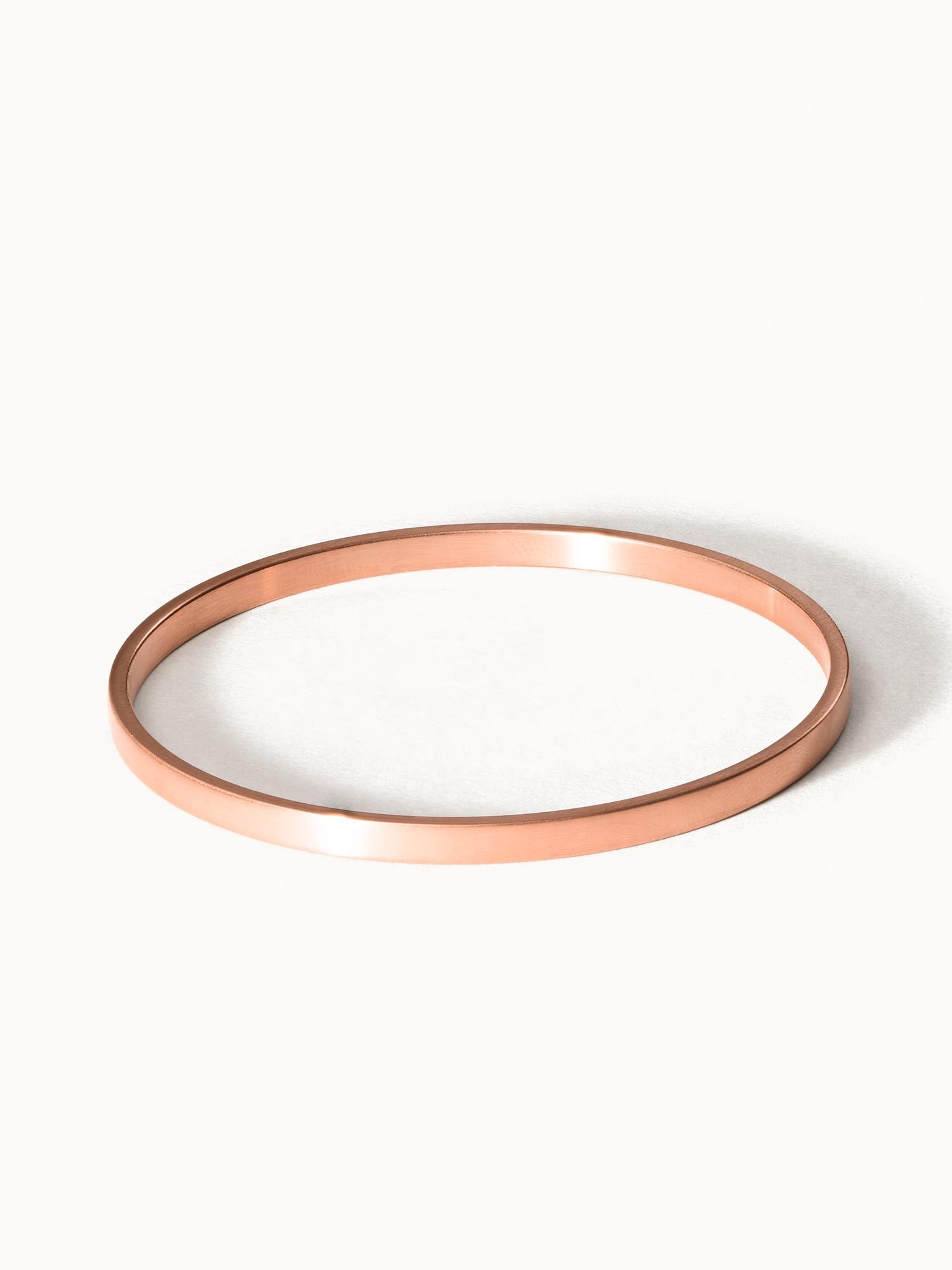 Roségoldenes Armband von PURELEI, schlicht und elegant, auf hellem Hintergrund.