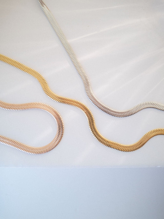 I´Lalo Kette in Gold, Roségold und Silber, wasserfestes, nickelfreies Schmuckstück mit schlangenförmigem Design von PURELEI.