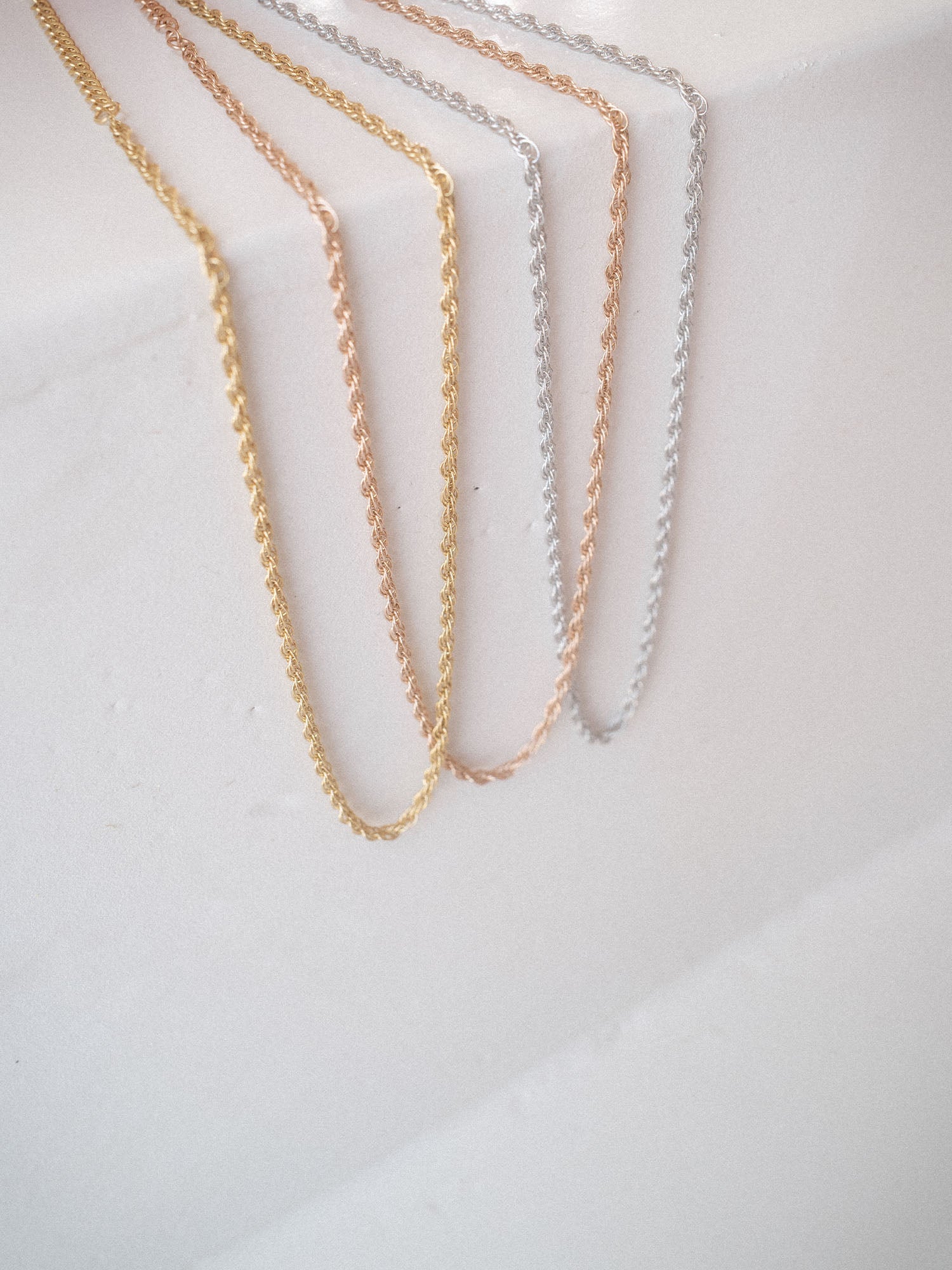 PURELEI Fine Vintage Kette in Gold, Roségold und Silber, gedrehtes Design, elegant und nickelfrei.