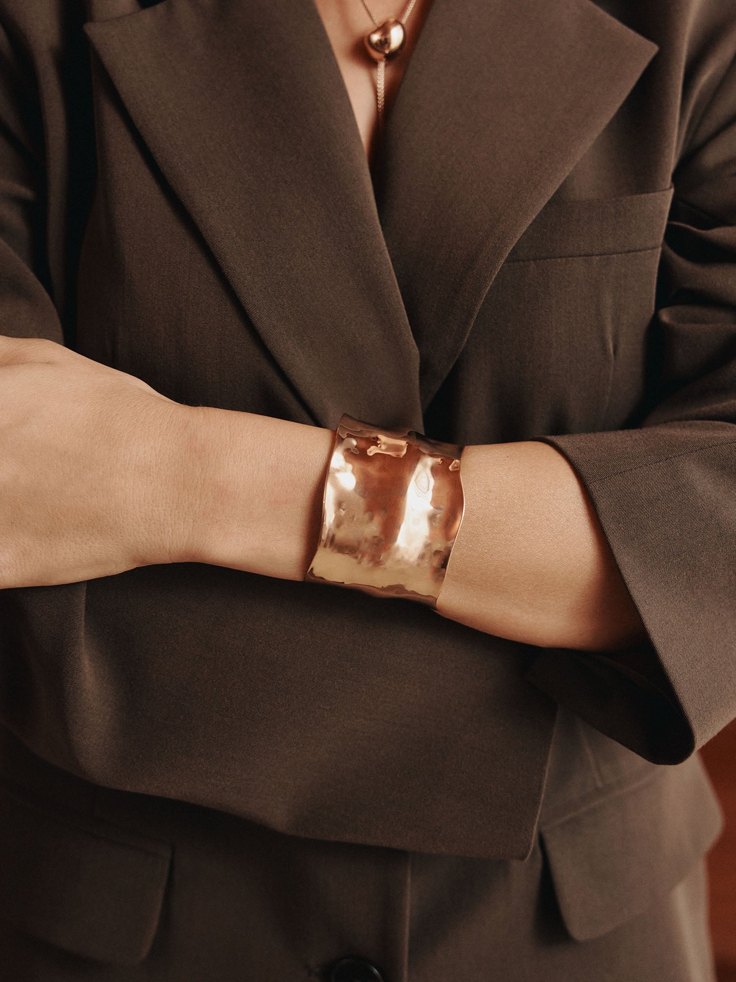 Roségoldenes Armband mit gewellter Oberfläche, getragen in eleganter Umgebung – PURELEI.