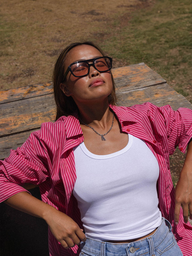 Feminine PURELEI Kette mit Anhänger, getragen in der Sonne, entspannte Stimmung.