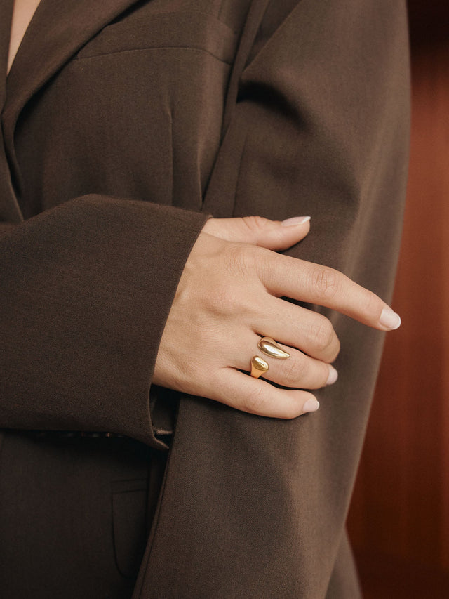 Eleganter Ring aus Roségold, getragen an einer Hand in einem stilvollen Outfit von PURELEI.