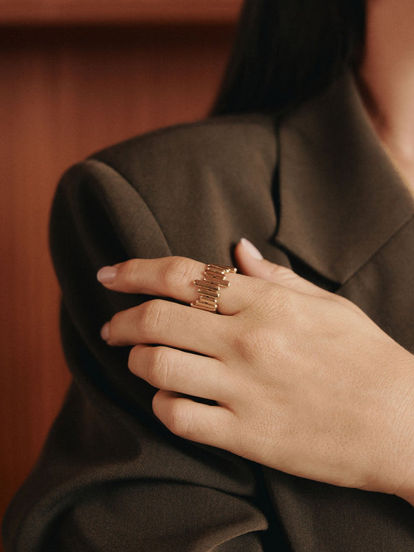 Roségoldener Ring mit modernem Design, getragen an einer Hand, PURELEI.