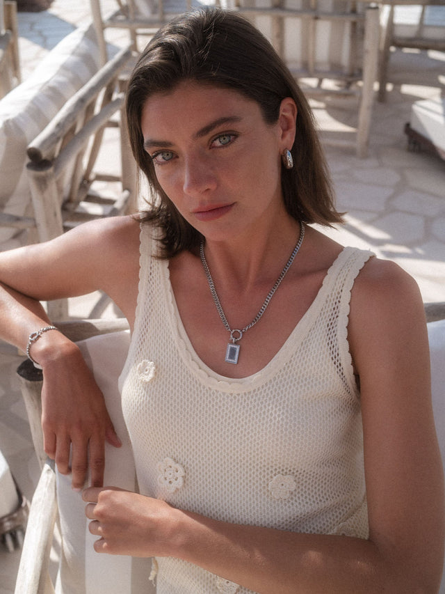 PURELEI Bold Charm Kette in silber, Panzerkette mit Charm-Verschluss, clean & elegant am Sonnenplatz getragen