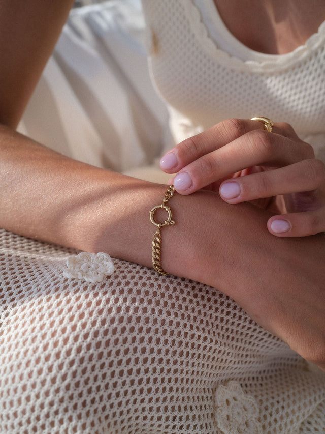 PURELEI Bold Charm Armband in 14K Gold mit grosser Panzerkette, getragen, elegant und feminin im warmen Licht