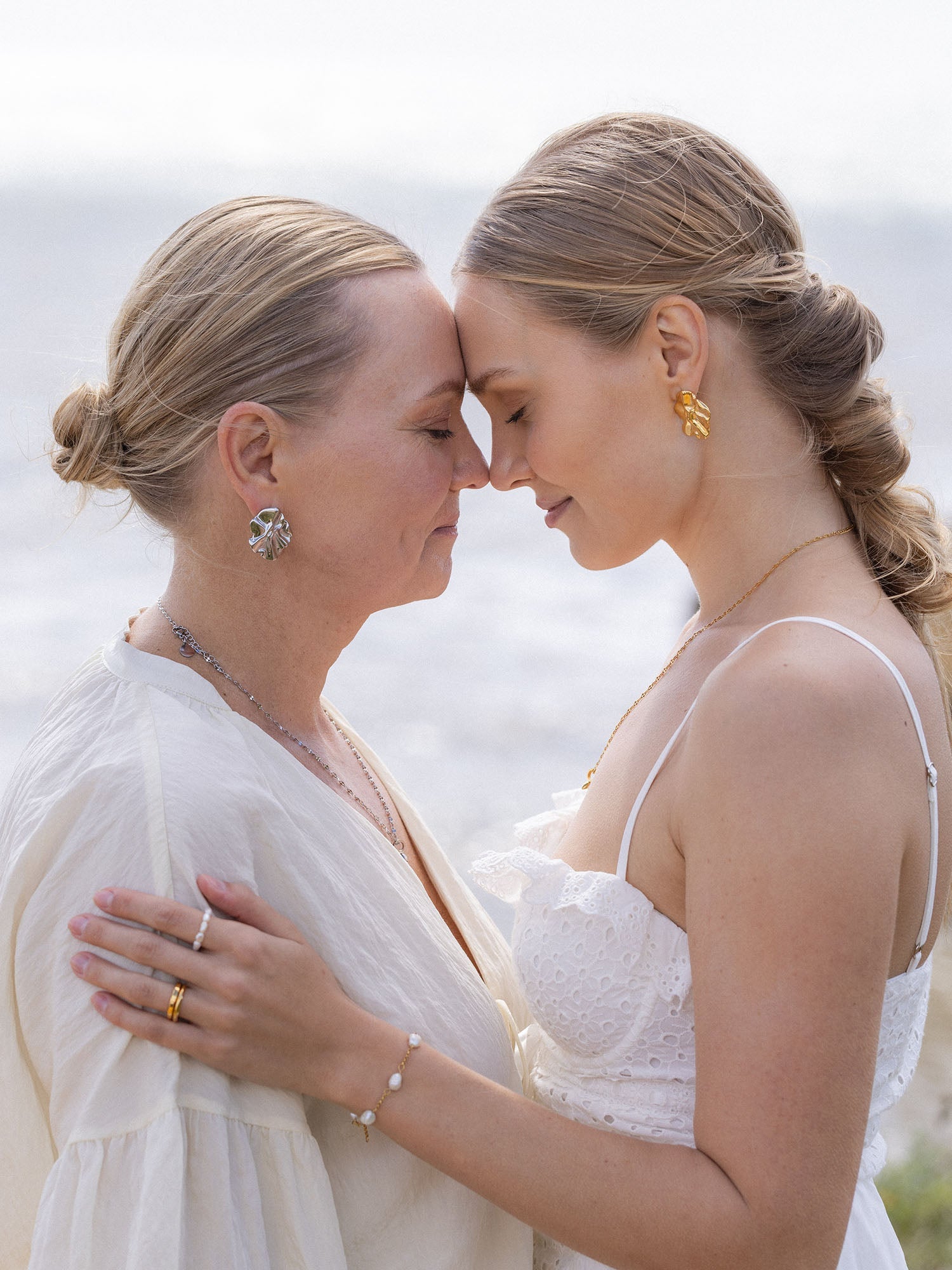 PURELEI Petal Kette in Gold mit flachen Gliedern, elegant am Hals getragen, strahlt feminine Leichtigkeit aus