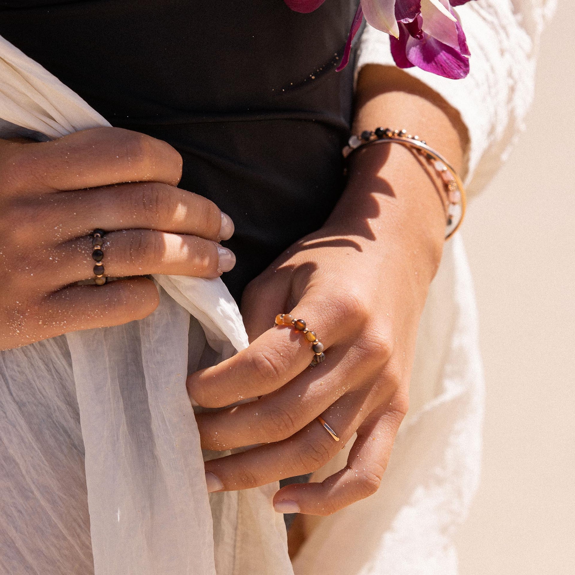 Anxiety Mahina Club Mokupuni Ring mit goldfarbenem Edelstahl und Natursteinperlen, PURELEI, elegante Island-Ästhetik.