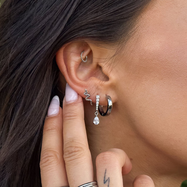 Silberne Ohrringe mit Schlange und Tropfenanhänger, getragen von PURELEI.