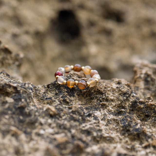 Anxiety Mahina Club Mokupuni Ring aus goldvergoldetem Edelstahl und Natursteinperlen auf rauem Lavagestein von PURELEI