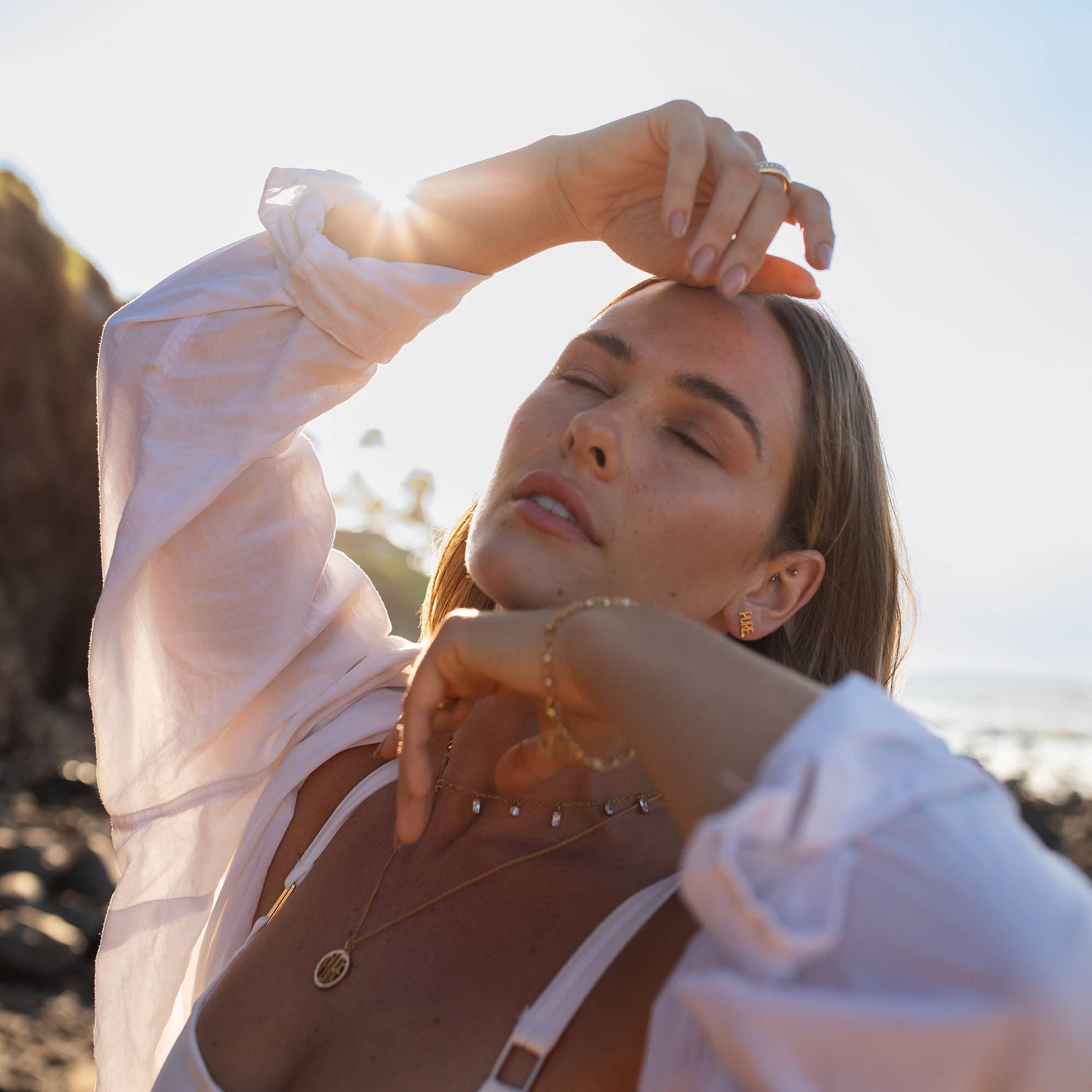 Polite Armband aus vergoldetem Edelstahl mit Glitzer-Elementen, warmes Licht und natürliche Eleganz von PURELEI.