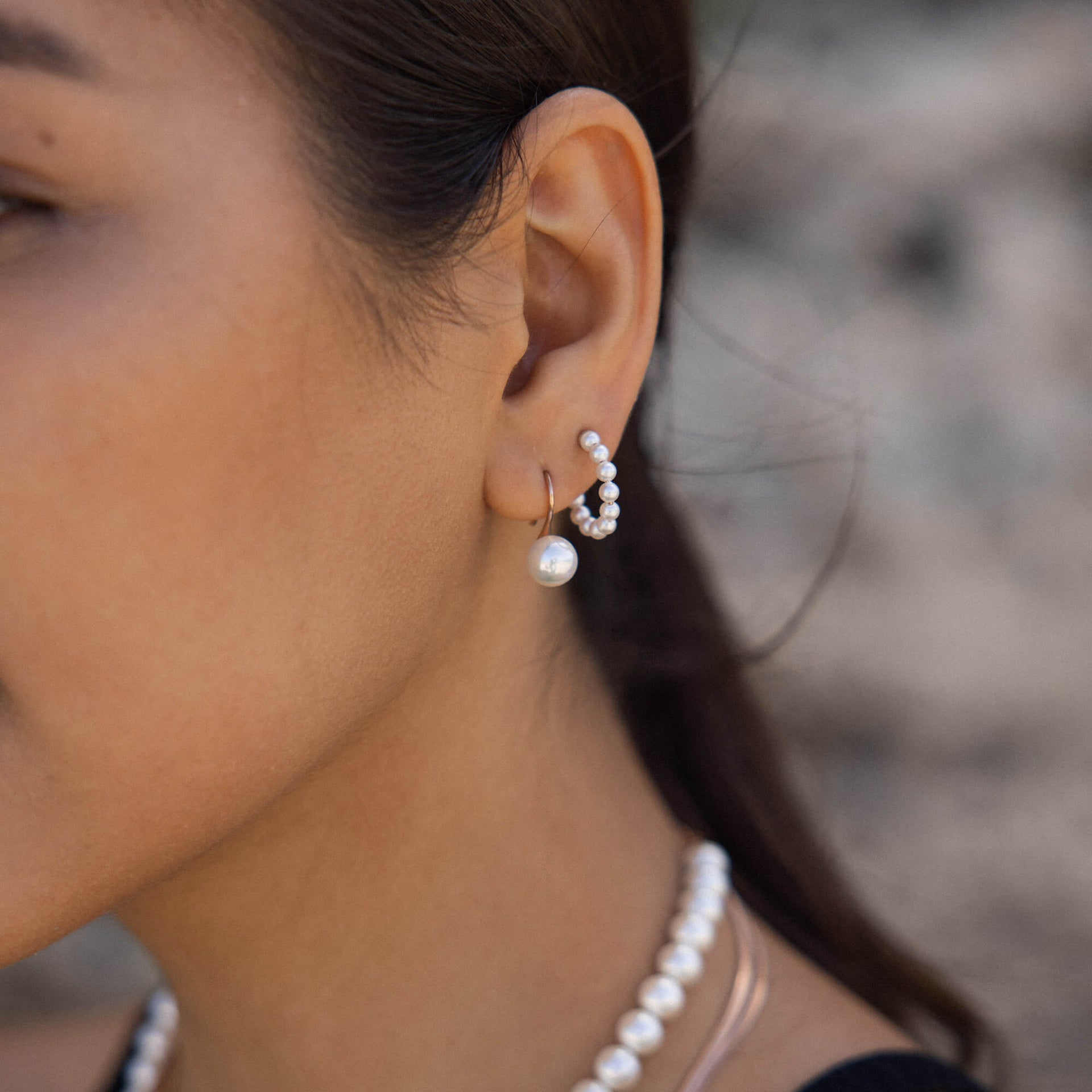 Wasserfeste, silberne Creolen mit weißen Perlen von PURELEI, elegant und feminin.