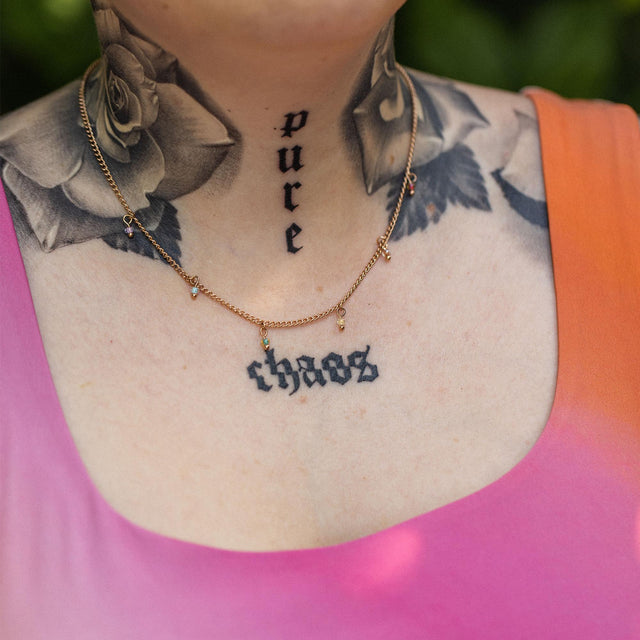 Roségoldene Kette mit Anhängern, getragen auf nackter Haut, strahlt pure Eleganz aus – PURELEI.