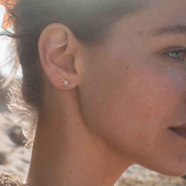 Roségoldene Ohrringe mit Schildkrötenmotiv, PURELEI, strahlen tropische Eleganz aus.