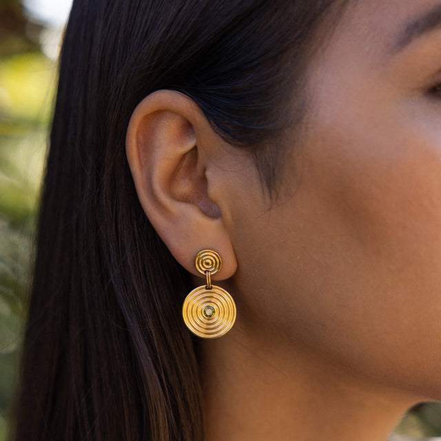 Artistic Ohrringe von PURELEI, 18K vergoldet, rund mit grünem Zirkonia, elegant und sommerlich inspiriert.