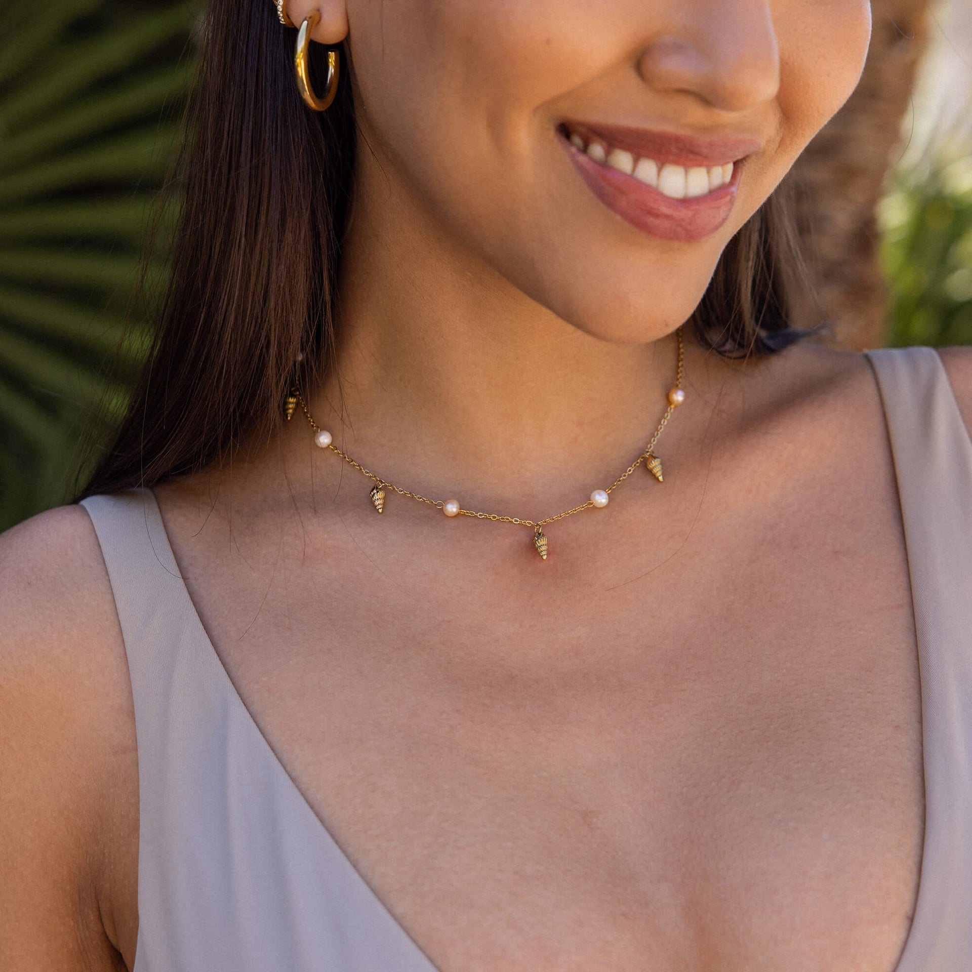 Akala Kette von PURELEI, goldene Muschel-Anhänger und Süßwasserperlen, zart am Hals getragen, feminine Eleganz.